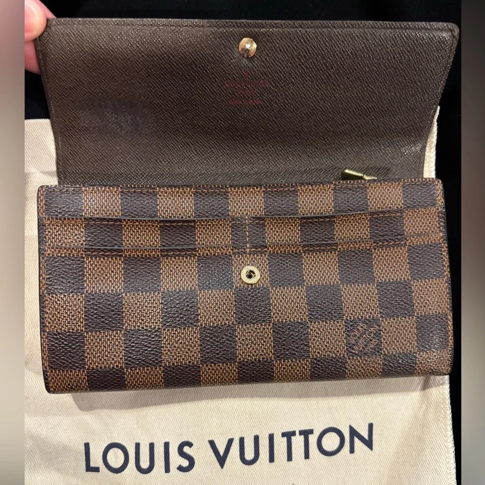 Louis Vuitton Sarah Wallet in the Damier Ebene - Picture 9 of 12